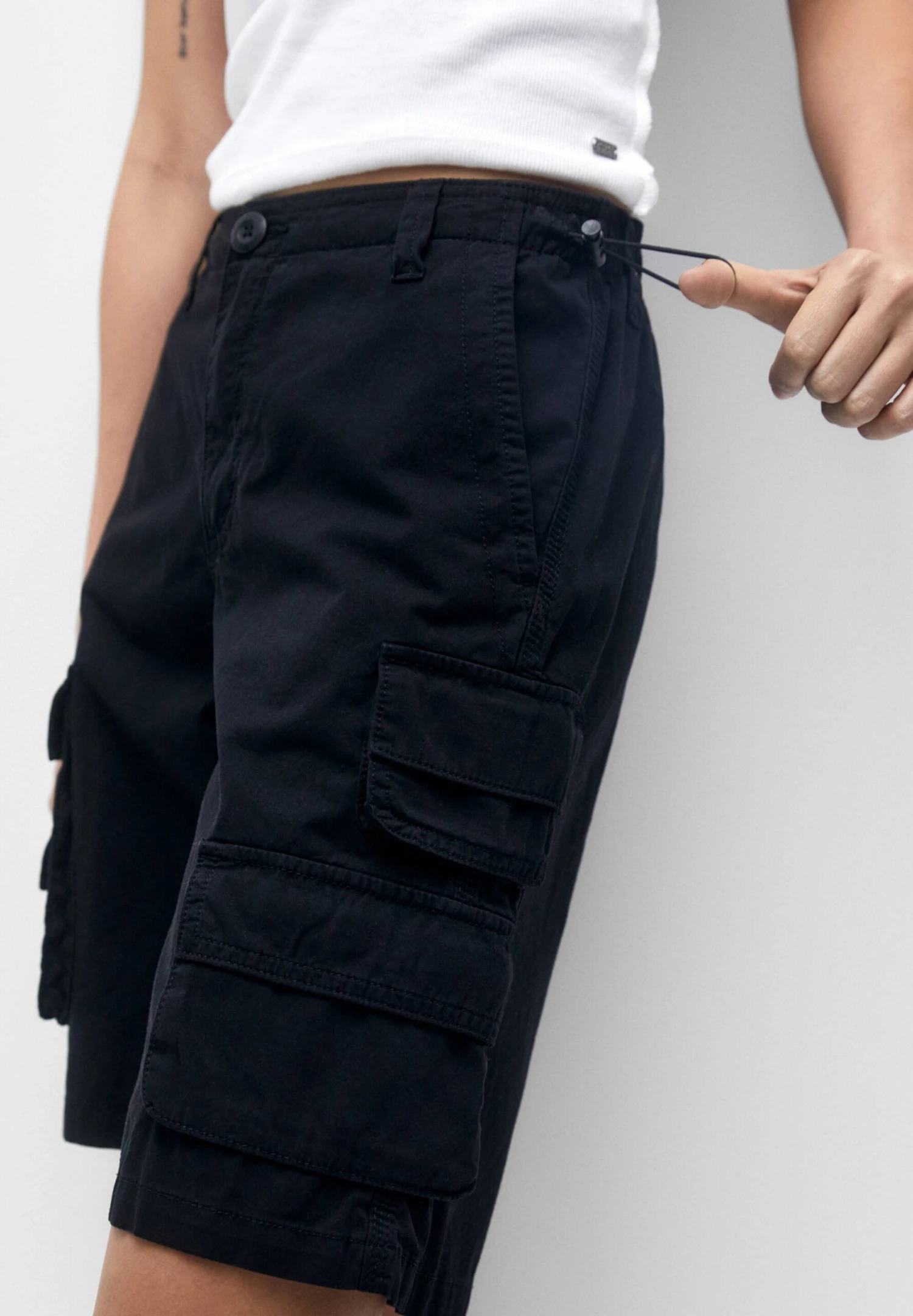 PULL & BEAR Bermuda With Multiple PocketsShortsBlack Donna Shorts PUC21S0DX-Q11 6 PULL & BEAR Bermuda With Multiple PocketsShortsBlack Donna Shorts PUC21S0DX-Q11 - immagine 4