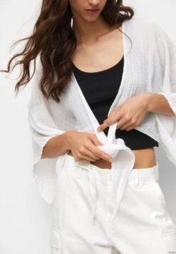 PULL & BEAR Oversize Cropped Kimono Giacca LeggeraWhite Donna Giacche E Blazer PUC21G0HW-A11 11 PULL & BEAR Oversize Cropped Kimono Giacca LeggeraWhite Donna Giacche E Blazer PUC21G0HW-A11 -Pull & Bear 0da65c1cb331484b8a761f9d5a65f60b
