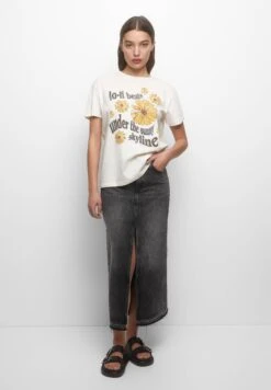 PULL & BEAR Graphic T-Shirt Con StampaBeige Donna T-shirt E Top PUC21D2A8-B11 -Pull & Bear 16914a0702a14ef98b6e929afe4d943d