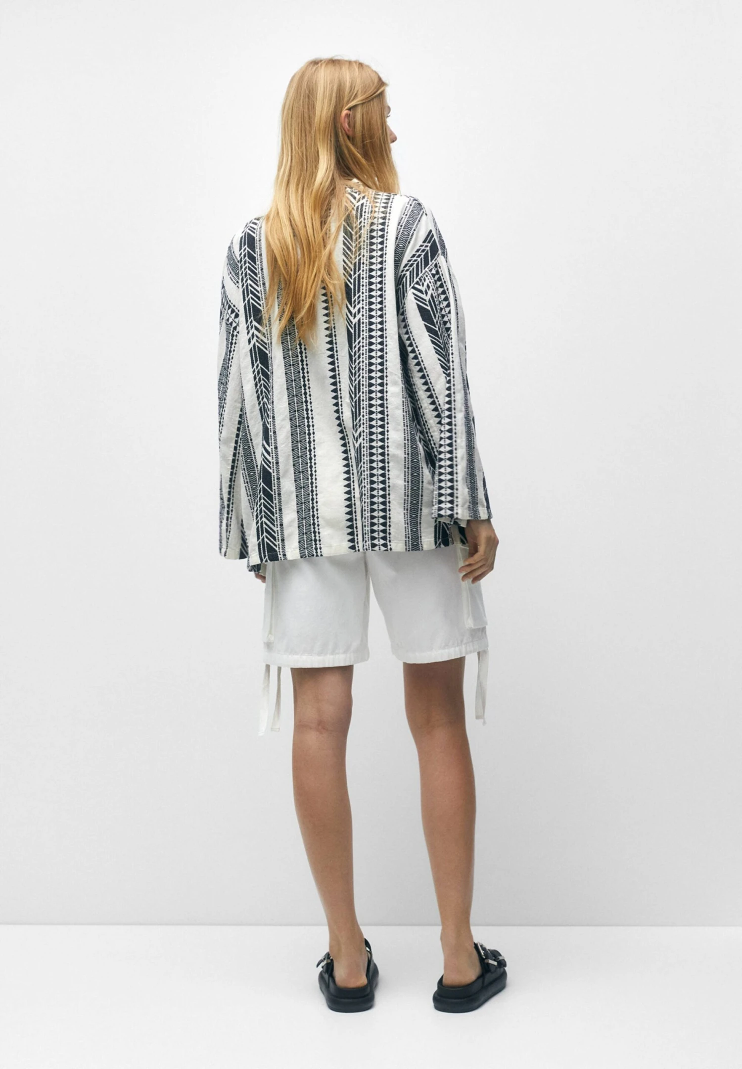 PULL & BEAR Geometric PrintBlazerWhite Donna Giacche E Blazer PUC21G0HZ-A11 5 PULL & BEAR Geometric PrintBlazerWhite Donna Giacche E Blazer PUC21G0HZ-A11 - immagine 3