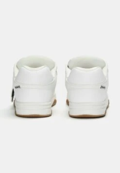 PULL & BEAR SKATER WITH HELLO KITTY CHARMS - Sneakers Basse - White -Pull & Bear 36f3aa025fc242fd97fc7caa03dbe581