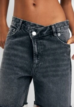 PULL & BEAR Mid-Rise With Crossover Waistband - Shorts Di Jeans - Black -Pull & Bear 379478077a0142b1b076ab598ae69625