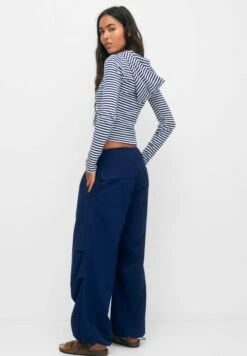 PULL & BEAR Hooded StripedFelpa Con ZipDark Blue Donna Felpe PUC21J10K-K11 9 PULL & BEAR Hooded StripedFelpa Con ZipDark Blue Donna Felpe PUC21J10K-K11 -Pull & Bear 436b0f05387e4b4ebeec9c0b269835ec