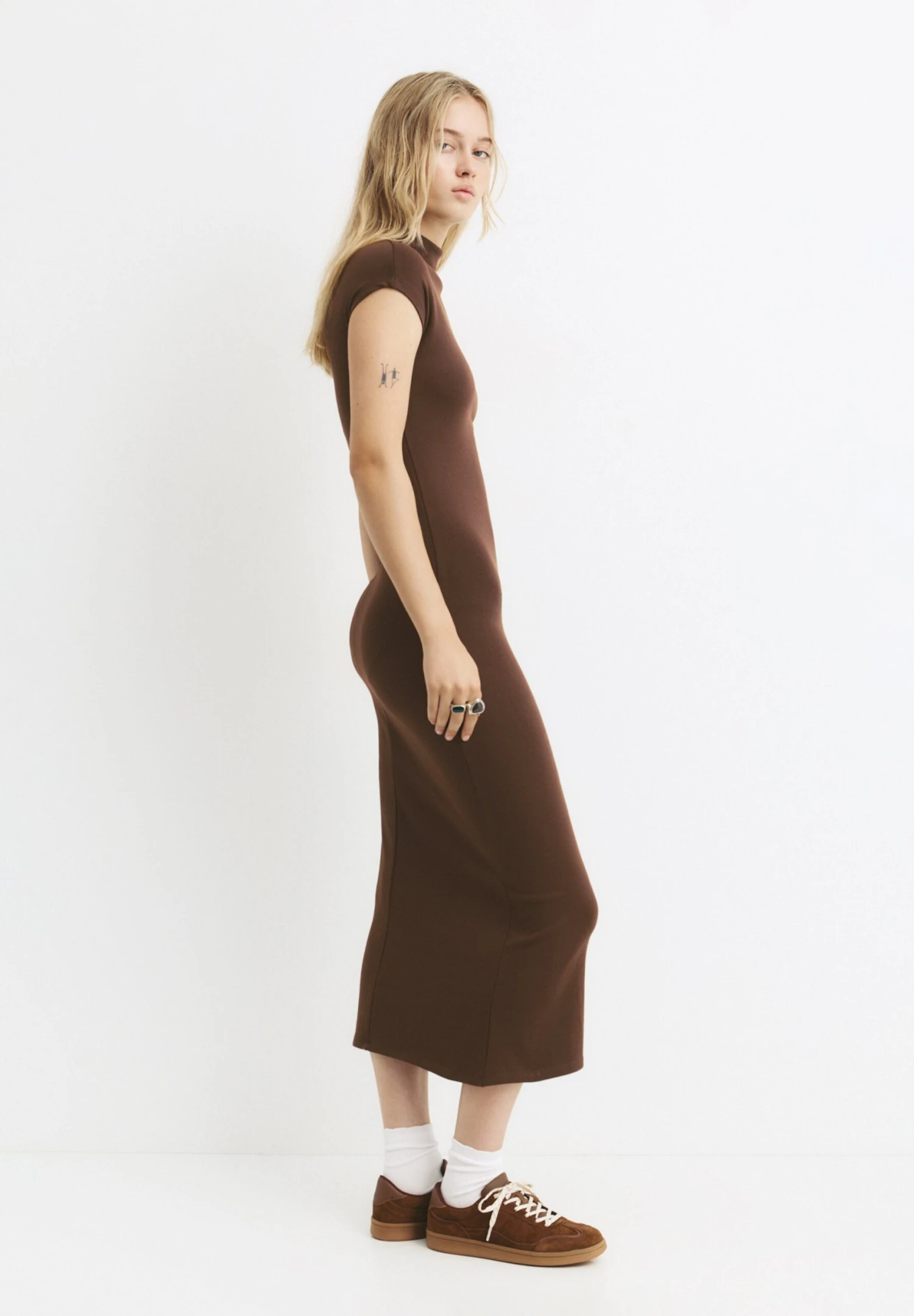 PULL & BEAR MOCK NECK MIDI - Vestito Di Maglina - Brown 4 PULL & BEAR MOCK NECK MIDI - Vestito Di Maglina - Brown - immagine 2