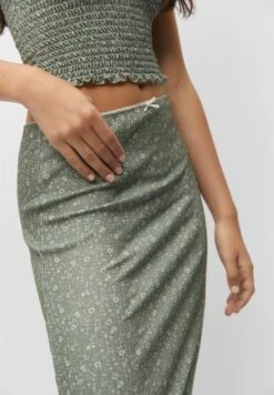 PULL & BEAR Floral-Midi - Gonna A Tubino - Green -Pull & Bear 4be784bdf2d74a629f7d000a000254ec