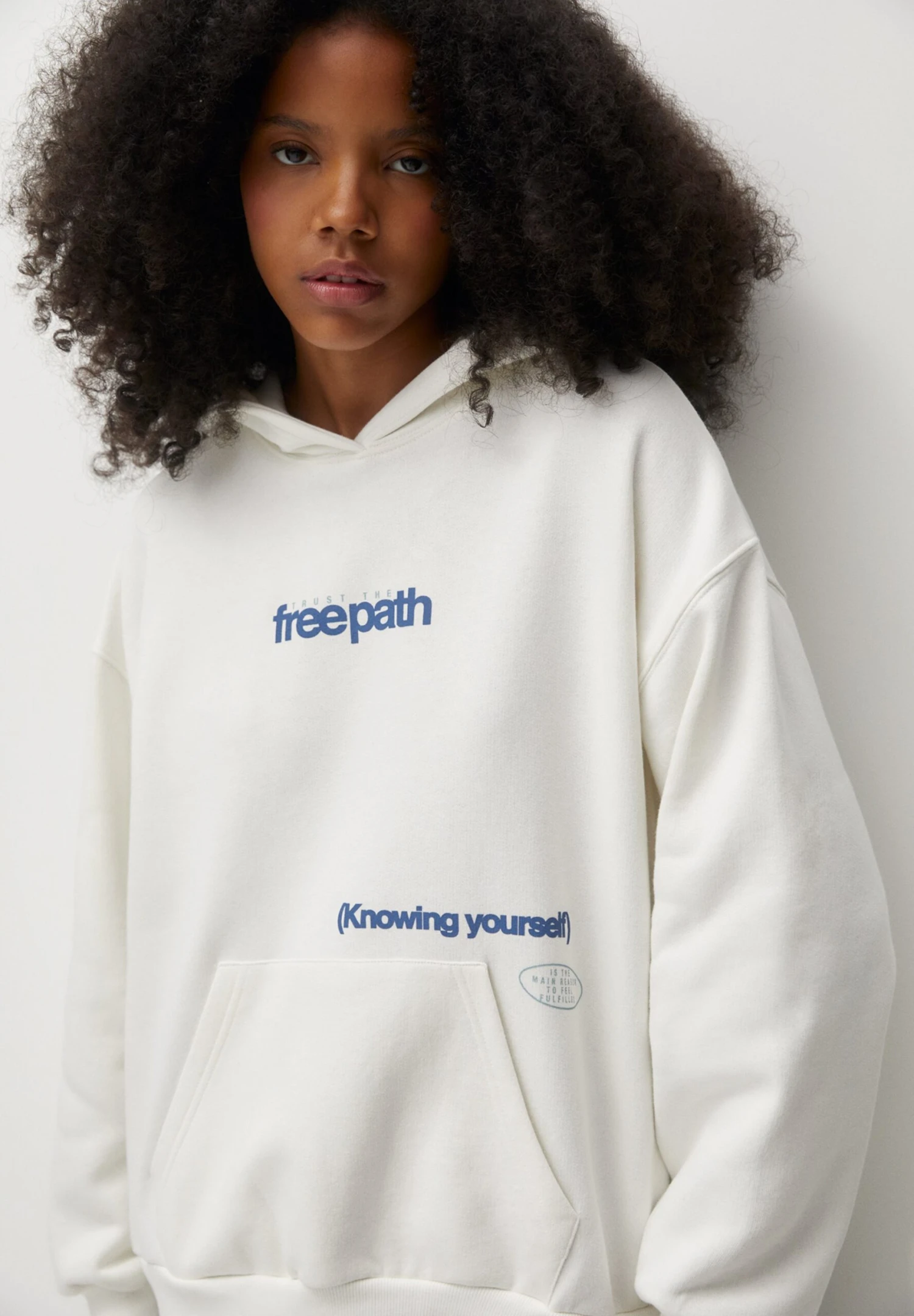 PULL & BEAR Follow Your Potential Felpa Con CappuccioWhite Donna Felpe PUC21J119-A11 6 PULL & BEAR Follow Your Potential Felpa Con CappuccioWhite Donna Felpe PUC21J119-A11 - immagine 4