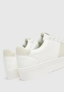 PULL & BEAR Minimalist With Side Stripe DetailSneakers BasseBeige Donna Sneakers PUC11A0LU-B11 10 PULL & BEAR Minimalist With Side Stripe DetailSneakers BasseBeige Donna Sneakers PUC11A0LU-B11 -Pull & Bear 5c2b37b7879346658a85fd22fe0b6524