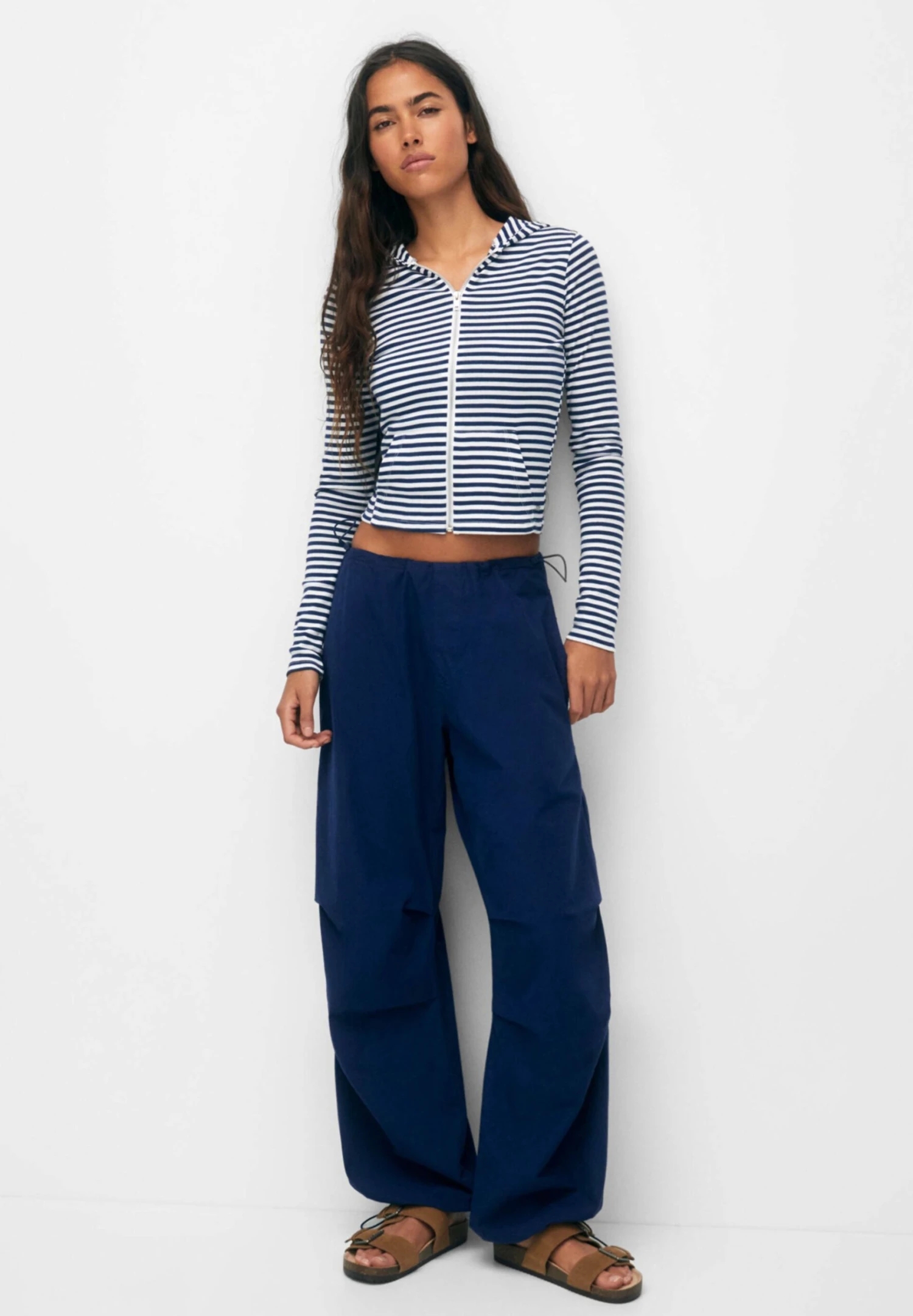 PULL & BEAR Hooded StripedFelpa Con ZipDark Blue Donna Felpe PUC21J10K-K11 4 PULL & BEAR Hooded StripedFelpa Con ZipDark Blue Donna Felpe PUC21J10K-K11 - immagine 2