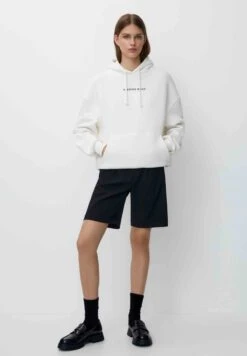 PULL & BEAR Smart Blend Bermuda With Darts - Shorts - Black -Pull & Bear 687d2ca2273c4314a8a785d195b13491