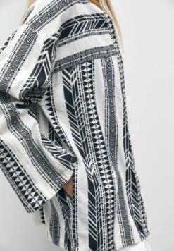 PULL & BEAR Geometric PrintBlazerWhite Donna Giacche E Blazer PUC21G0HZ-A11 12 PULL & BEAR Geometric PrintBlazerWhite Donna Giacche E Blazer PUC21G0HZ-A11 -Pull & Bear 6c7cc51bf8ea4a13916b23117045f9b3