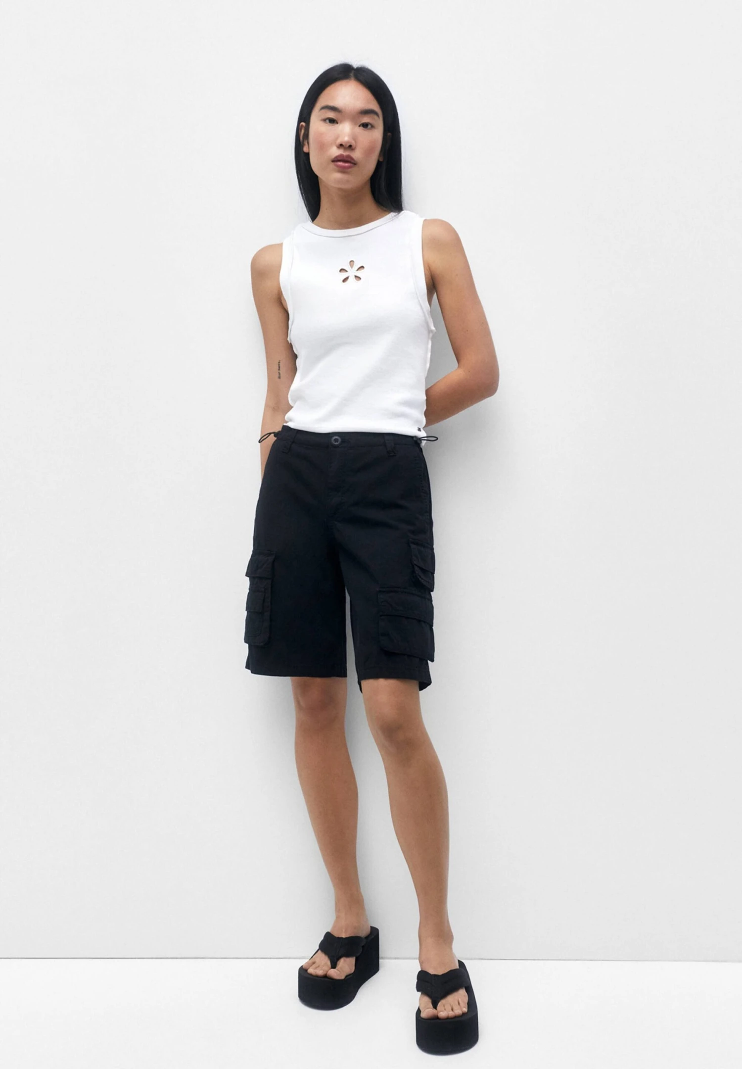 PULL & BEAR Bermuda With Multiple PocketsShortsBlack Donna Shorts PUC21S0DX-Q11 4 PULL & BEAR Bermuda With Multiple PocketsShortsBlack Donna Shorts PUC21S0DX-Q11 - immagine 2