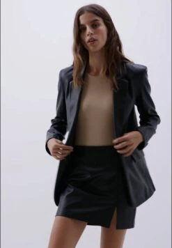 PULL & BEAR Faux Leather Wrap Skirt - Gonna A Campana - Mottled Black -Pull & Bear 7ff934665b01415fb8601a40355aa513