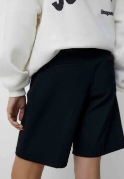 PULL & BEAR Smart Blend Bermuda With Darts - Shorts - Black -Pull & Bear 8125ecff38294f7f82123d2c6ad18d4a