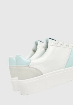 PULL & BEAR Minimalist With Side Stripe DetailSneakers BasseLight Blue Donna Sneakers PUC11A0LU-K11 -Pull & Bear 877f7efcb5b84afeb71d21a4009b8062