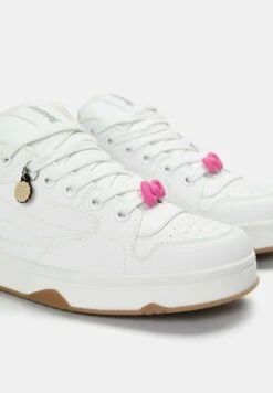PULL & BEAR SKATER WITH HELLO KITTY CHARMS - Sneakers Basse - White -Pull & Bear 98a0878a7eb146f5837073447729e0b2