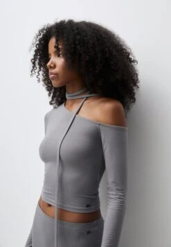 PULL & BEAR Asymmetric With Thin Scarf Maglietta A Manica LungaDark Grey Donna T-shirt E Top PUC21D2JY-C11 -Pull & Bear a27b9f7b761046998ddd3ae2f5bfc762