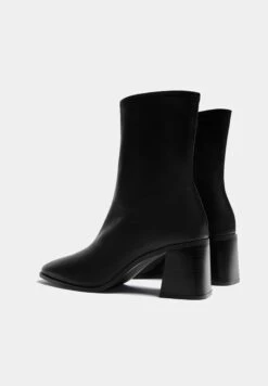 PULL & BEAR Stivaletti Con TaccoBlack Donna Stivali PUC11N05C-Q11 -Pull & Bear a528f85dea2645fdb0ae8e4ad6dd806f
