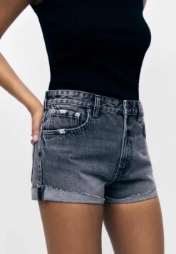 PULL & BEAR Mid-Waist - Shorts Di Jeans - Grey -Pull & Bear b03a0a5b1f854577b5dfaa0f458d03e4