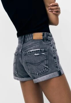 PULL & BEAR Mid-Waist - Shorts Di Jeans - Grey -Pull & Bear b7c7c98d028d4aab90a0e703149a3713