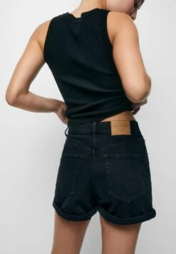 PULL & BEAR High Waist Mom Bermuda- Shorts Di Jeans - Black -Pull & Bear bc524bf4a14d49069d2f9b460560cc63