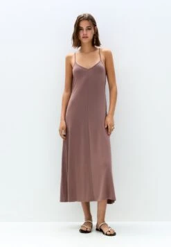 PULL & BEAR FLOWING STRAPPY - MIDI - Vestito Di Maglina - Pink