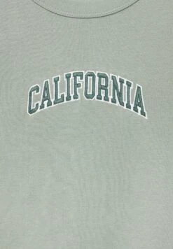 PULL & BEAR Varsity With Contrast EmbroideryT-Shirt Con StampaGreen Donna T-shirt E Top PUC21D2J1-M11 -Pull & Bear bdaa5a087e1d4522a27222ab7c174643