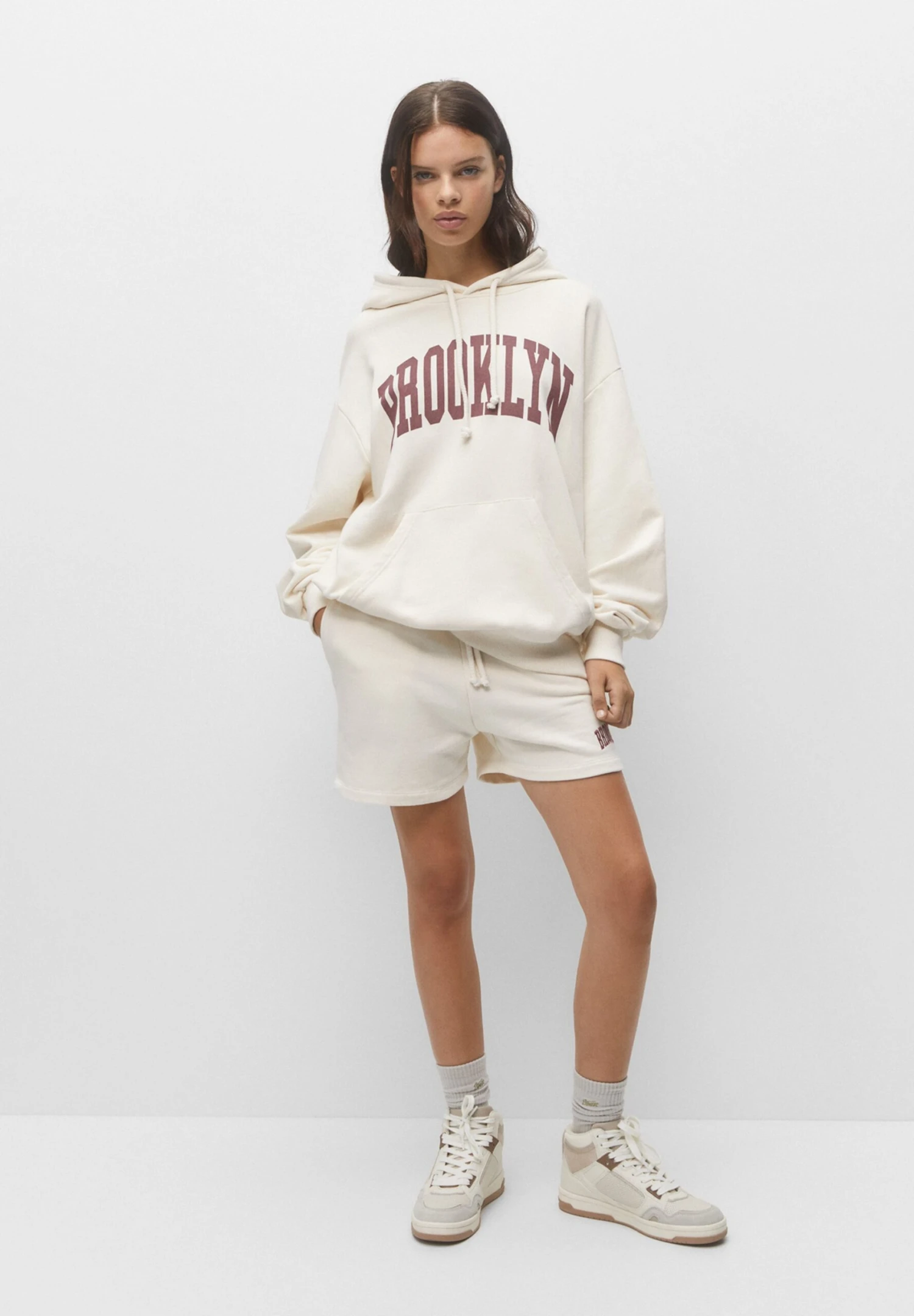 PULL & BEAR Brooklyn Jogger Bermuda- Pantaloni Sportivi - Beige 7 PULL & BEAR Brooklyn Jogger Bermuda- Pantaloni Sportivi - Beige - immagine 5