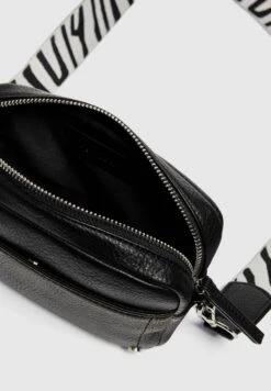 PULL & BEAR With Interchangeable StrapBorsa A TracollaBlack Donna Borse PUC51H0GY-Q11 -Pull & Bear d1db3e8ca08b4a4c96bde851fc79ba47