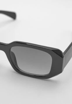 PULL & BEAR RectangularOcchiali Da SoleBlack Donna Occhiali Da Sole PUC51K01K-Q11 -Pull & Bear d79aa647610b41fa9e3b2e621aa6e5f4