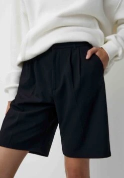 PULL & BEAR Smart Blend Bermuda With Darts - Shorts - Black -Pull & Bear e0b15a0c92474a2dbf32af9c5fa62022