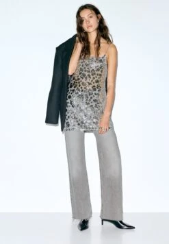 PULL & BEAR SEQUINNED STRAPPY-SHORT - Vestito Elegante - Silver-coloured -Pull & Bear e5ba7c18f1704dc1bee90d1d6ead5caa