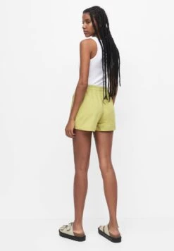 PULL & BEAR Basic Bermuda ShortsLight Yellow Donna Shorts PUC21S0DU-E11 -Pull & Bear e84c628a30fc43e5a34733c7f7ddb972