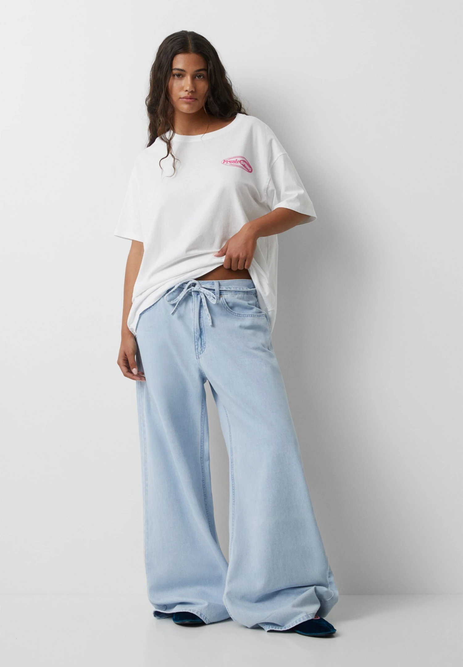 PULL & BEAR Short Sleeve T-Shirt Con StampaWhite Donna T-shirt E Top PUC21D2H4-A11 4 PULL & BEAR Short Sleeve T-Shirt Con StampaWhite Donna T-shirt E Top PUC21D2H4-A11 - immagine 2