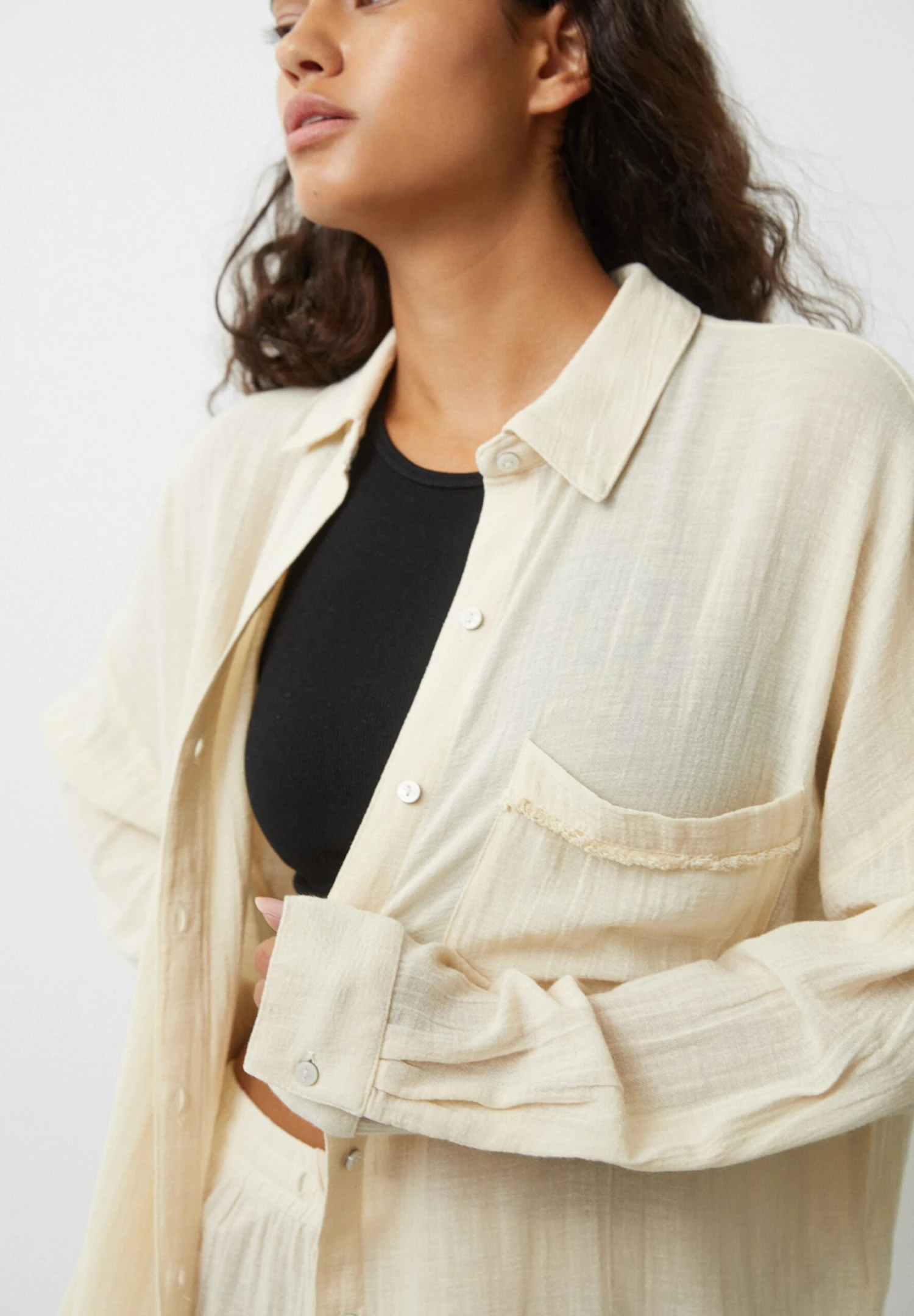 PULL & BEAR Rustic Oversize With Frayed-Trim PocketCamiciaWhite Donna Camicie E Bluse PUC22D0K6-A11 6 PULL & BEAR Rustic Oversize With Frayed-Trim PocketCamiciaWhite Donna Camicie E Bluse PUC22D0K6-A11 - immagine 4