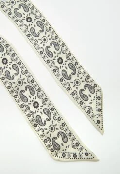 PULL & BEAR Thin Paisley PrintSciarpaWhite Donna Sciarpe PUC51G05B-A11 9 PULL & BEAR Thin Paisley PrintSciarpaWhite Donna Sciarpe PUC51G05B-A11 -Pull & Bear f235910c0d0241ec961213e2c2f6c1af