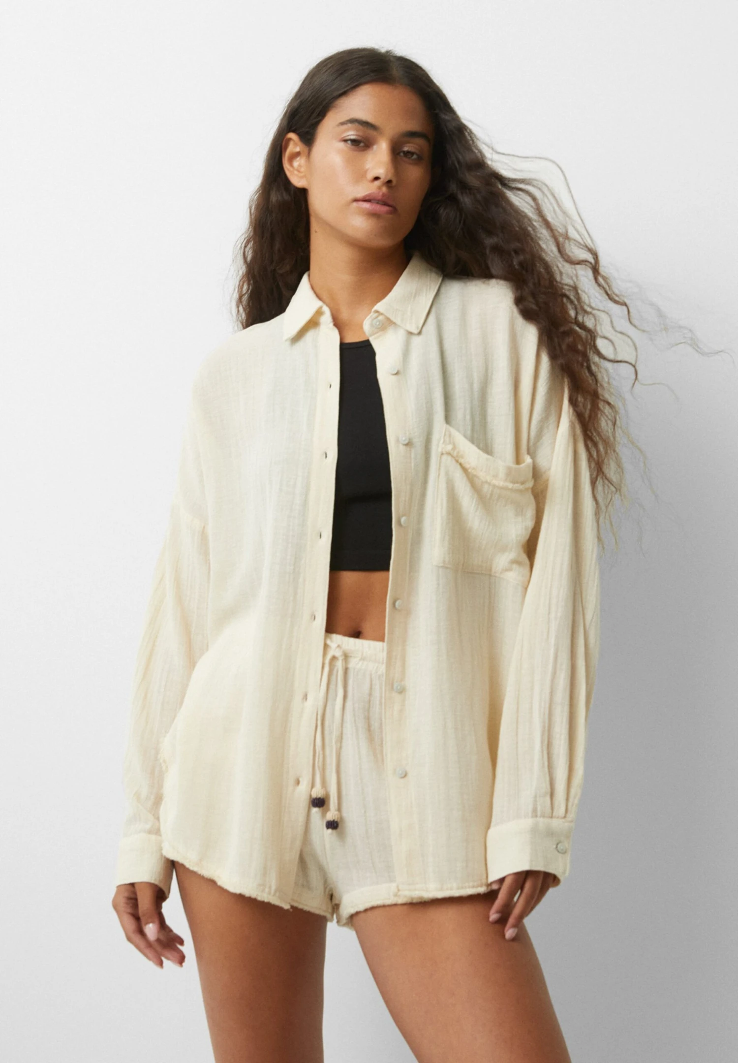 PULL & BEAR Rustic Oversize With Frayed-Trim PocketCamiciaWhite Donna Camicie E Bluse PUC22D0K6-A11 3 PULL & BEAR Rustic Oversize With Frayed-Trim PocketCamiciaWhite Donna Camicie E Bluse PUC22D0K6-A11