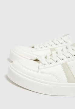 PULL & BEAR Minimalist With Side Stripe DetailSneakers BasseBeige Donna Sneakers PUC11A0LU-B11 11 PULL & BEAR Minimalist With Side Stripe DetailSneakers BasseBeige Donna Sneakers PUC11A0LU-B11 -Pull & Bear f7e519999f3c47ef8b5407f0a5f0f1a9
