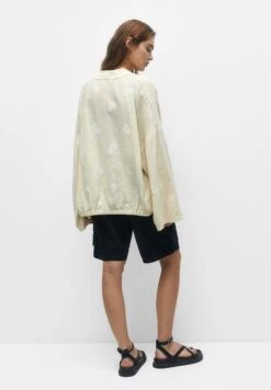 PULL & BEAR Rustic With EmbroideryGiacca LeggeraWhite Donna Giacche E Blazer PUC21G0I1-A11 9 PULL & BEAR Rustic With EmbroideryGiacca LeggeraWhite Donna Giacche E Blazer PUC21G0I1-A11 -Pull & Bear fd861c4a77804dcab5b50da324e846f8